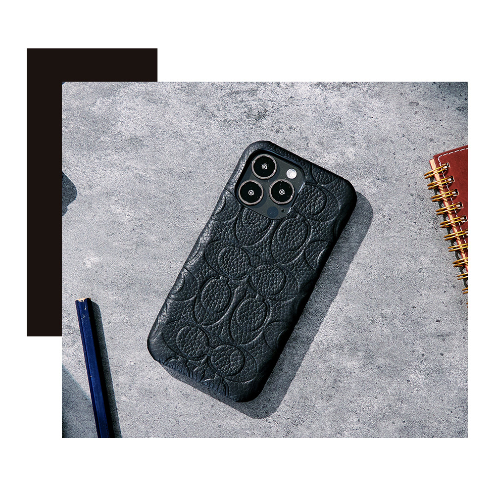 COACH iPhone 15/16e プレミアムレザーケース（ブラックエンボス